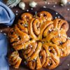 Dinkelige Weihnachten - köstliche Weihnachtsrezepte mit Dinkelmehl - Schneller Dinkel Zimtschnecken-Kranz