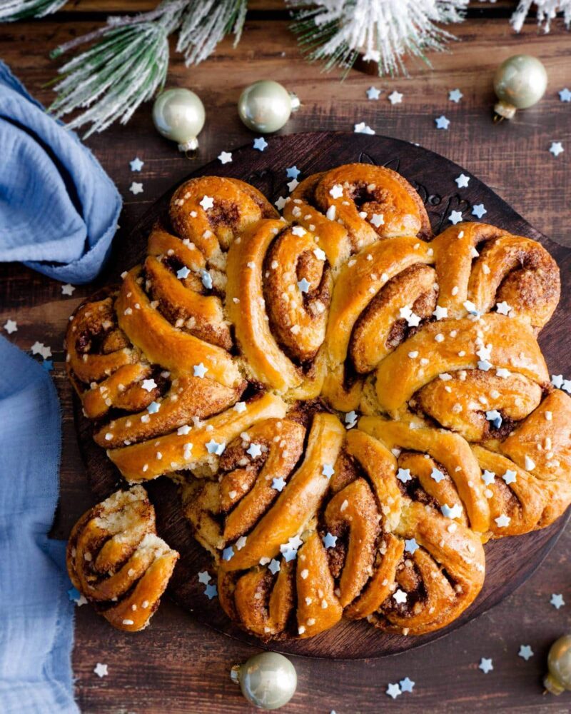 Einfaches Rezept für veganen Zimtschnecken-Kranz ohne Hefe