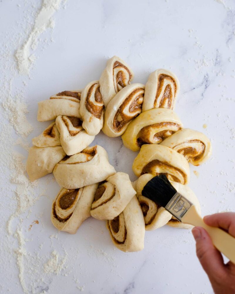 Einfaches Rezept für veganen Zimtschnecken-Kranz ohne Hefe